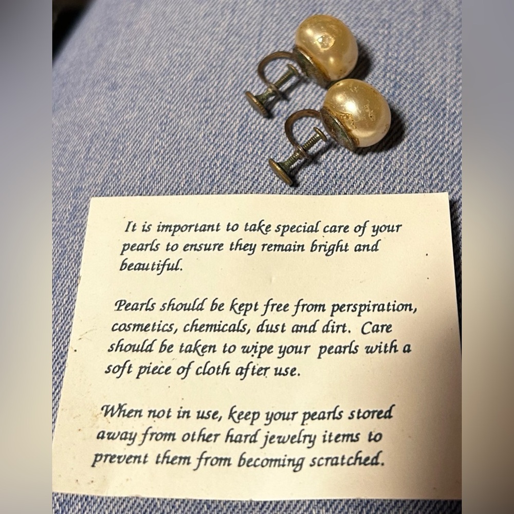 Vintage Classic Pearl Screw on Earrings - Gold Tone